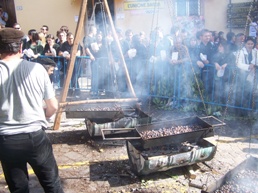 Cottura delle castagne arrosto nella piazza principale del paese