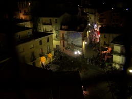 Vista della piazza centrale del paese riprese dal campanile della chiesa paesana