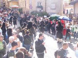 Momenti del passagio dei mummutzones locali nelle vie del paese